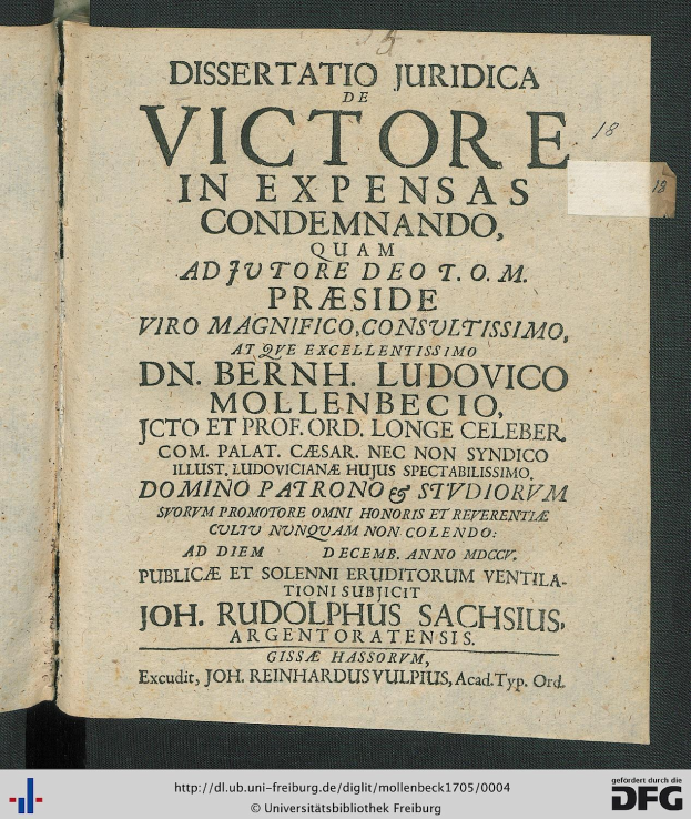 Offenes Buch mit dem Titel "Dissertation Juridica de Victore in Expensas Condemando" und sichtbaren Textseiten, wahrscheinlich eine Sammlung von Rechtsdokumenten.