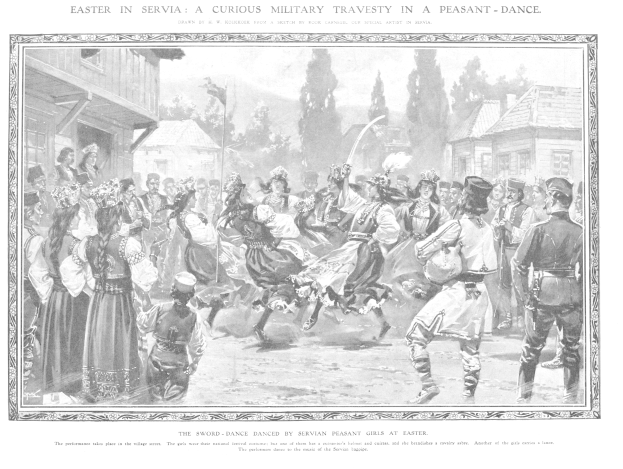 Schwarz-weißes Bild einer Gruppe von Menschen, die vor einer Menge tanzen, mit Häusern und Bäumen im Hintergrund und einem Text am unteren Rand mit der Aufschrift "Ostersonntag in Servia: Eine kuriose militärische Travestie in einem Bauerntanz."