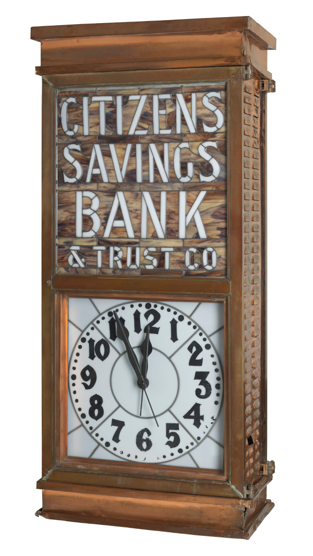Eine Uhr mit der Aufschrift "Citizens Savings Bank & Trust Co" vor einem weißen Hintergrund.