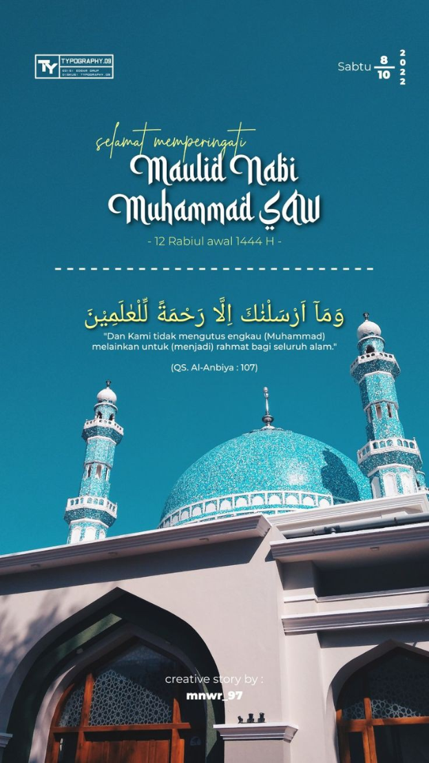 Ein Plakat einer Moschee mit den Worten "Maulid Nabi Muhammad Saw" vor einem klaren blauen Himmel.