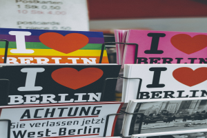 Ein Gestell mit verschiedenen Büchern und Postern mit der Aufschrift "Ich Liebe Berlin" vor einem sanft unscharfen Hintergrund.