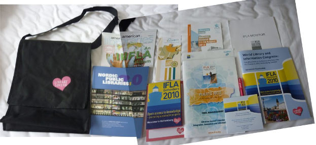 Eine Tasche mit den Worten 'Bücherliebhaber' und einigen Büchern auf einem Bett.