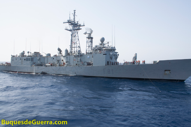 Ein großes weißes Schiff fährt auf dem Wasser mit einem Websitenamen auf der linken Seite, unter einem klaren Himmel.