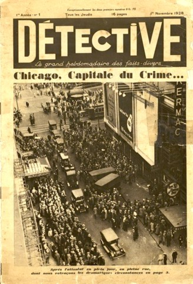 Schwarz-weiß-Foto einer alten Zeitung mit der Schlagzeile "Detektiv, Chicago, Capital du Crime", das ein Bild einer Menschenmenge, Fahrzeuge und Gebäude zeigt.