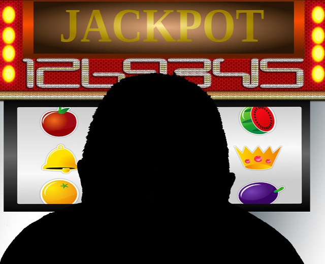 Ein Mann, der an einem Spielautomaten spielt, auf dem 'Jackpot' angezeigt wird, umgeben von einer Tafel mit Text und Obstbildern, die auf ein Online-Casinospiel hinweisen.