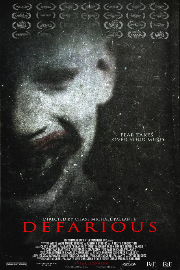 Ein Filmplakat für den Film "Defarious" mit einem ernst dreinblickenden Menschen im Fokus, der direkt in die Kamera schaut, mit dem Filmtitel in fetter weißer Schrift auf schwarzem Hintergrund.