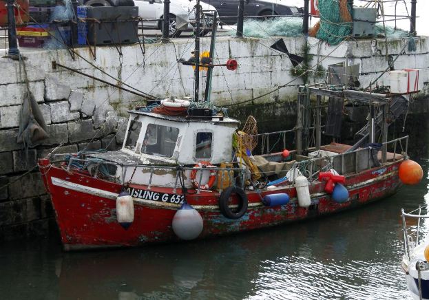 Zwei Boote auf einem Fluss, eines in der Nähe einer Wand mit einem Zaun und Pfählen, verschiedene Gegenstände auf dem Boden, zwei Autos und Gegenstände an den Booten und Pfählen befestigt.