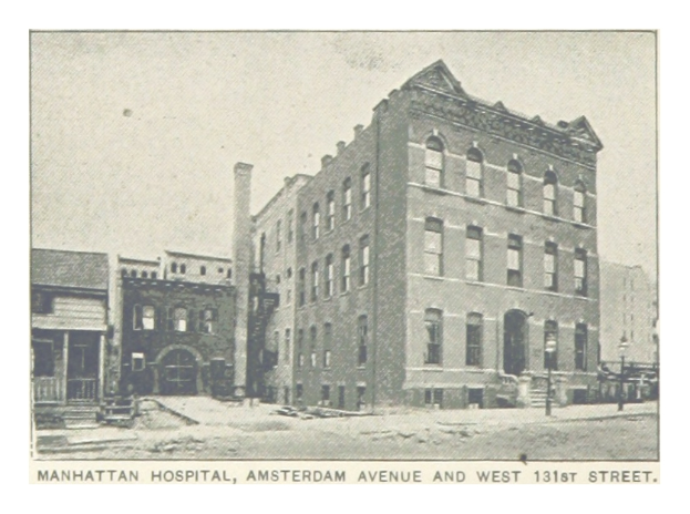 Schwarzes und weißes Foto des Manhattan Hospital an der Kreuzung von Amsterdam Avenue und West 13th Street mit umliegenden Gebäuden und Himmel und Text unten.
