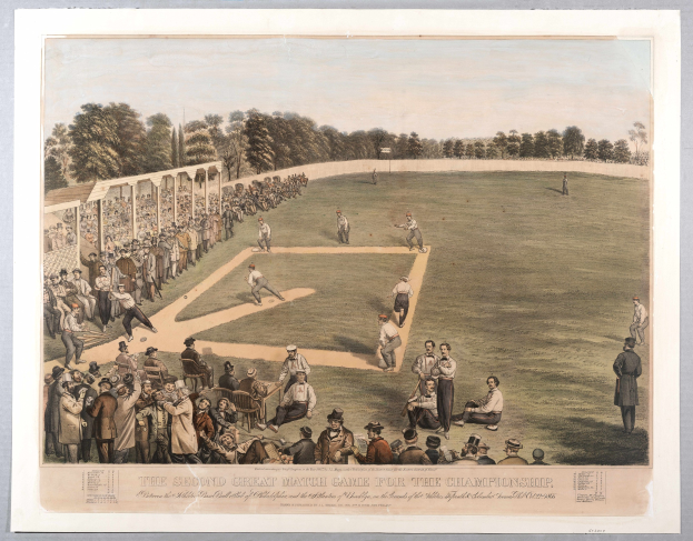 Gruppe von Menschen, die Cricket auf einem grünen Feld mit Bäumen im Hintergrund und einem klaren blauen Himmel spielen, Text unten lautet "Das zweite große Match-Spiel um die Meisterschaft".
