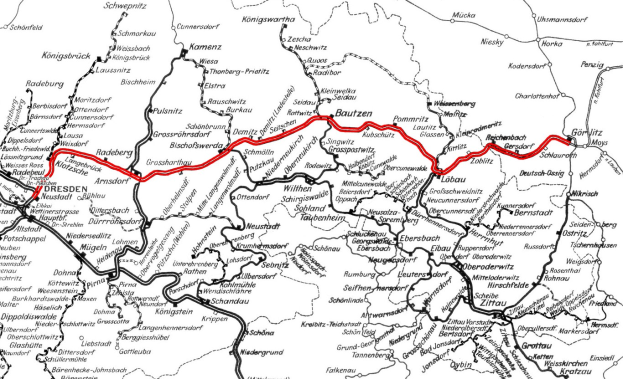 Schwarze und weiße Deutschlandkarte mit einer roten Linie, die die Bahnroute anzeigt, einschließlich beschrifteter Städte und Orte entlang des Wegs.