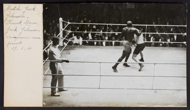Schwarz-weiß-Foto von zwei Boxern im Ring mit einem Schiedsrichter und Zuschauern, betitelt mit "Jack Johnson vs Frank Morgan".