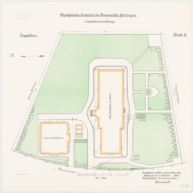 Eine handgezeichnete Architekturzeichnung eines Gebäudes mit einem zentralen Garten, umgeben von einem Zaun und einem Weg, der zur Eingangstür führt.