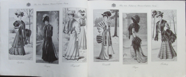 Ein aufgeschlagenes Buch mit dem Titel 'The Illustrated London News' zeigt Bilder von Frauen in verschiedenen Kleidern und Hüten vor einem dunklen Hintergrund.