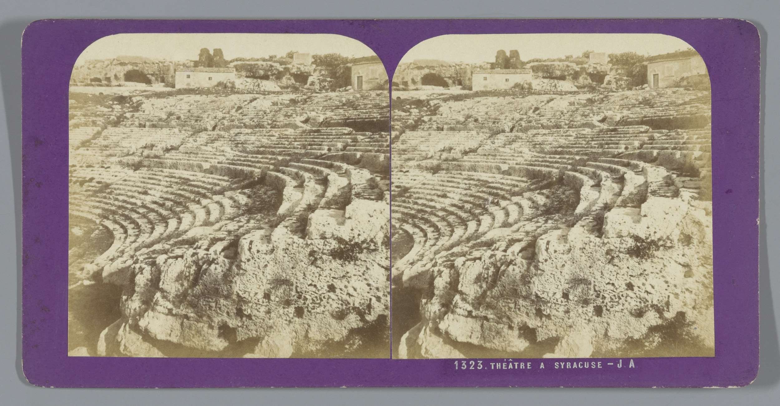 Schwarze und weiße stereoskopische Ansichten des antiken Amphitheaters in Syrakus, die Sitzreihen, umgebende Strukturen, Bäume und Himmel zeigen.