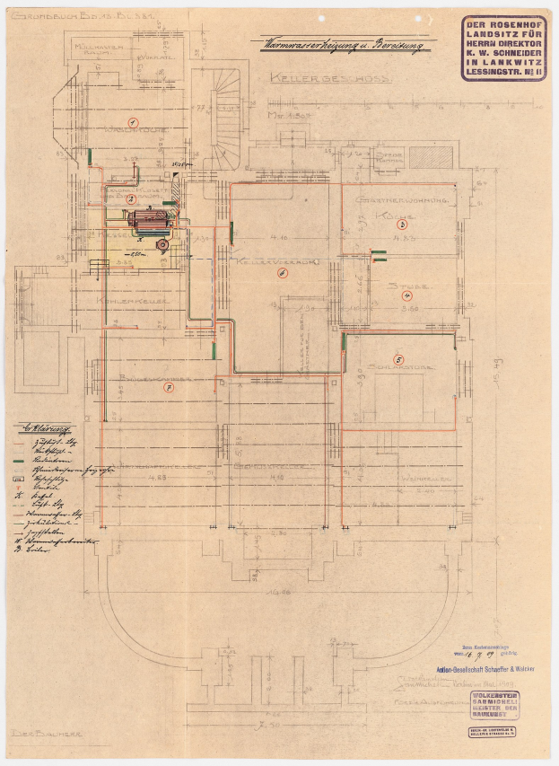 Schwarze und weiße architektonische Zeichnung des Rosenhof-Krankenhauses in Hamburg, Deutschland, die detaillierte Pläne mit beschrifteten Räumen, Fluren und umfangreiche Verdrahtung an der Struktur zeigt.