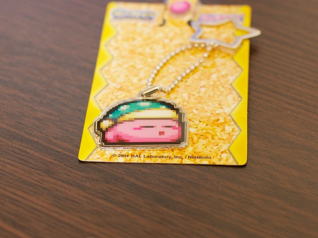 Ein Autoschl√ľsselanh√§nger liegt auf einem Tisch, in einer H√∂lle verpackt.