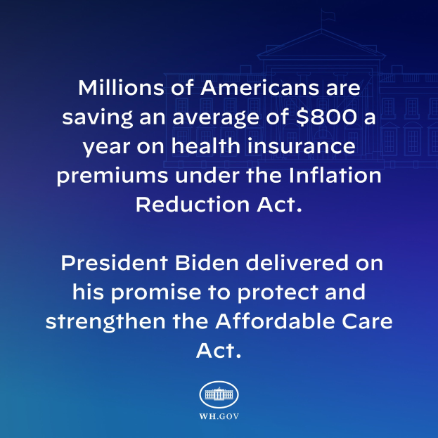 Blauer Hintergrund mit weißer Schrift, die besagt, dass Millionen von Amerikanern durchschnittlich 800 USD pro Jahr an Gesundheitsversicherungsprämien unter dem Inflation Reduction Act sparen, zentriert mit einem Logo.
