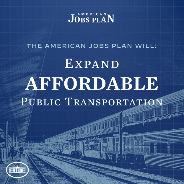 Plakat mit einem Zug auf den Eisenbahnschienen mit mehreren Menschen in der Nähe, das "The American Jobs Plan Will Expand Affordable Public Transportation" bewirbt.