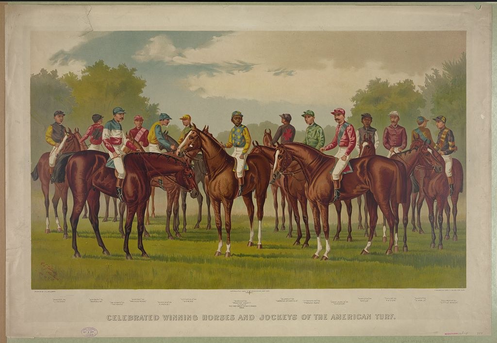 Eine Gruppe von Menschen, die auf Pferden über eine grüne Wiese mit Bäumen und einem blauen Himmel reitet, mit Text unten: "Feier der Siegerpferde und Jockeys des American Turf".