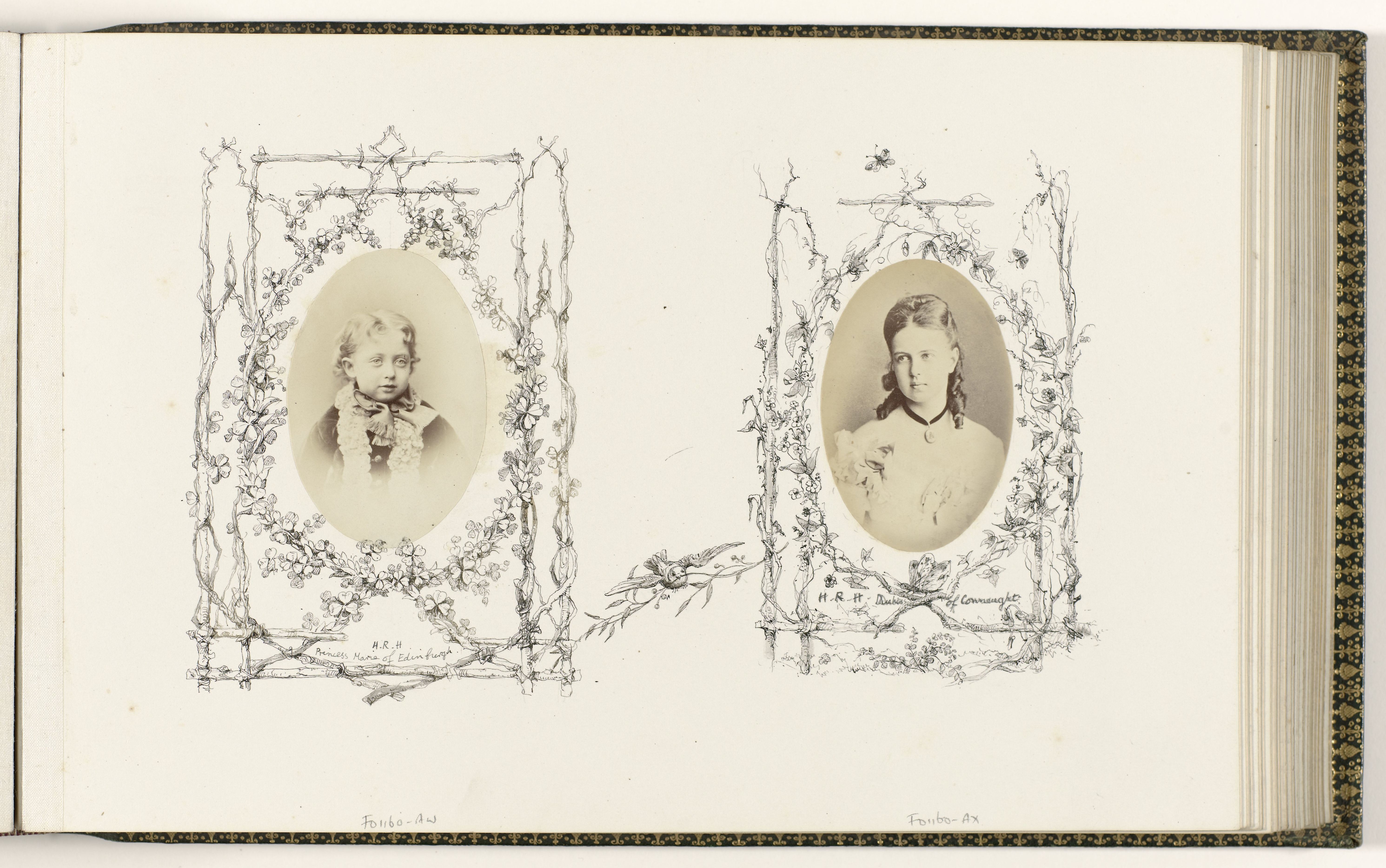 Ein aufgeschlagenes Buch mit zwei Bildern: einer Frau mit sanftem Gesichtsausdruck und einem Kind, das direkt in die Kamera schaut, beide mit kurzen dunklen Haaren und weißen Kleidern auf einem hellblauen Hintergrund.