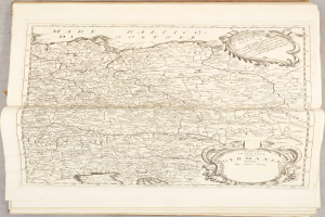 Ein altes Buch mit einer detaillierten Karte von Deutschland, die verschiedene Regionen zeigt, sowie begleitenden Text, der zusätzliche Informationen bietet.