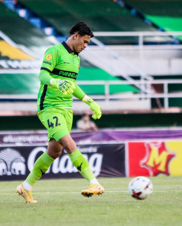 Ein Torwart in grüner Uniform kickt einen Fußball auf einem Rasenfeld in einem Stadion mit Bannern, die 'Chivas USA vs Mexico City, 3-1, Copa Libertadores' lesen.