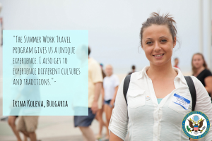 Eine Frau mit einer Tasche, die lächelt, umgeben von einer Gruppe von Menschen, die gehen, mit Text auf der linken Seite, der über ein Sommerarbeitprogramm berichtet.