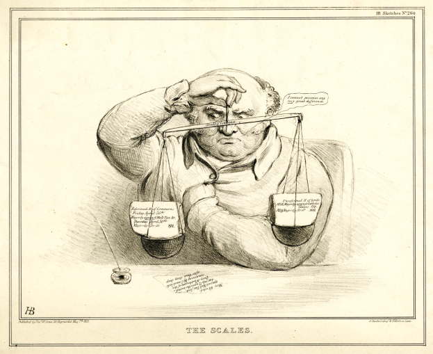 Ein Mann in einem Anzug sitzt an einem Tisch mit einer Waage davor und schaut entschlossen, mit Papieren mit Wörtern und Zahlen davor.