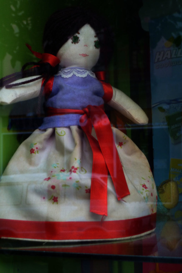 Eine Puppe wird auf eine Glasfläche gestellt.