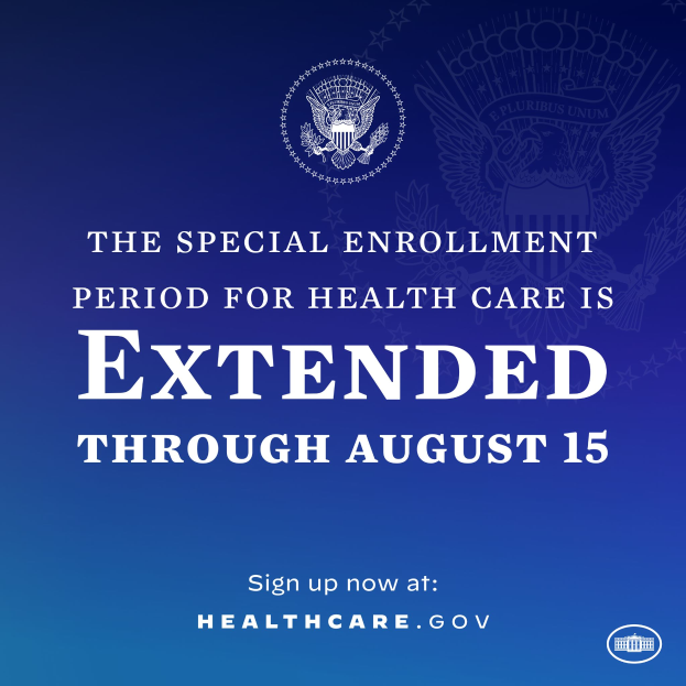 Ein Plakat mit Text und einem Logo, auf dem "Die Sonderanmeldefrist für die Gesundheitsversorgung bis zum 15. August verlängert ist".